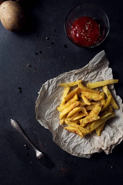 Frytki na ciemnym tle — Zdjęcie stockowe