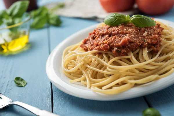 Traditionele Italiaanse spaghetti bolognese op houten achtergrond — Stockfoto