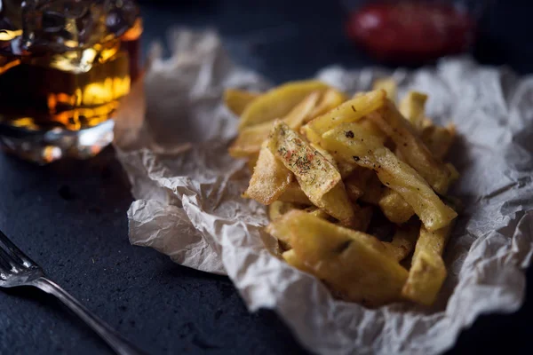 Frytki na ciemnym tle — Zdjęcie stockowe