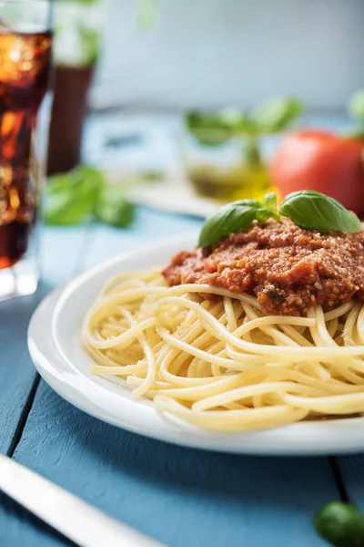 Traditionele Italiaanse spaghetti bolognese op houten achtergrond — Stockfoto