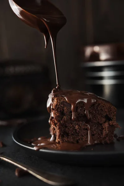 Koyu arka plan üzerinde çikolatalı kek — Stok fotoğraf