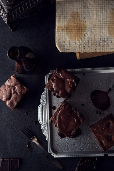 A sötét háttér csokoládétorta — Stock Fotó