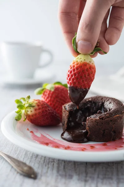 Souffle au chocolat aux fraises — Photo