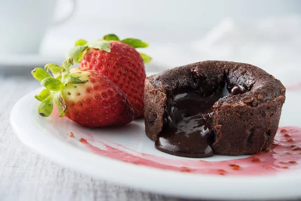 Chocolate souffle with strawberries — Stock Photo, Image