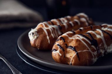 Tatlı pasta tatlı siyah arka plan üzerine