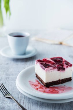 Lezzetli ve tatlı peynirli kek kiraz jöle ile