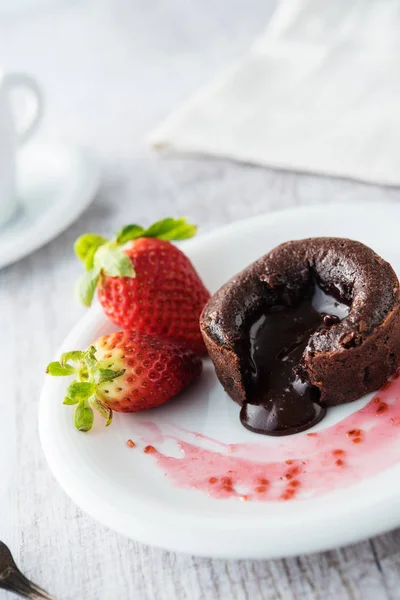 Chocolate souffle with strawberries — Stock Photo, Image