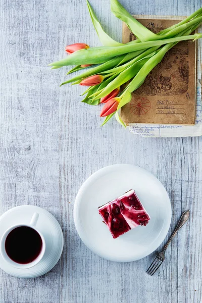 Délicieux et sucré gâteau au fromage avec gelée de cerises — Photo