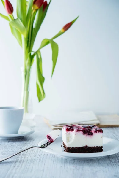 Läcker och söt cheesecake med körsbär gelé — Stockfoto