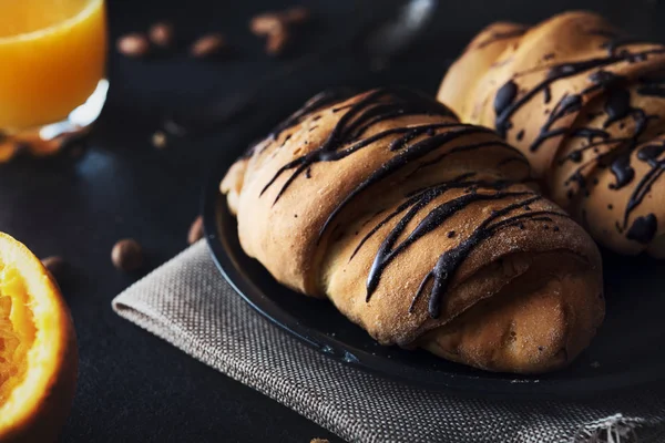 Friss croissant-t a reggeli csokoládé máz — Stock Fotó