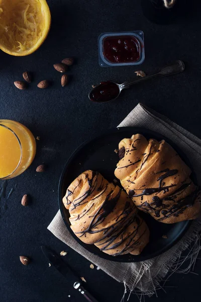 Färsk croissant med choklad glasyr på frukost — Stockfoto