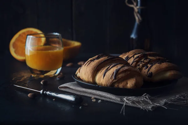 Čerstvý croissant s čokoládovou polevou na snídani — Stock fotografie