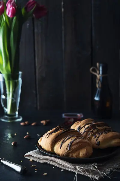 Färsk croissant med choklad glasyr på frukost — Stockfoto