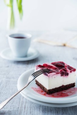 Lezzetli ve tatlı peynirli kek kiraz jöle ile