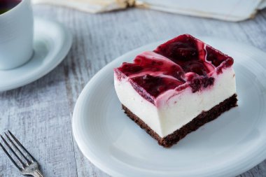 Lezzetli ve tatlı peynirli kek kiraz jöle ile