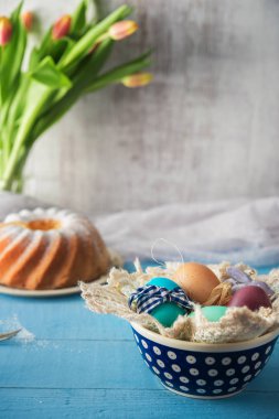 Renkli ev yapımı boyalı Paskalya yumurtaları