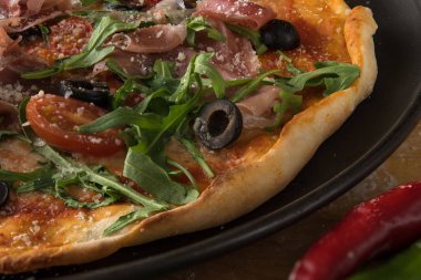 Geleneksel pizza jambon ve roka ile