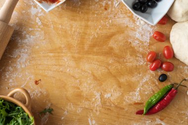 Prosciutto pizza hazırlık ahşap arka plan üzerinde