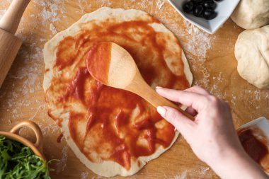 Prosciutto pizza hazırlık ahşap arka plan üzerinde