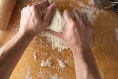 Prosciutto pizza hazırlık ahşap arka plan üzerinde