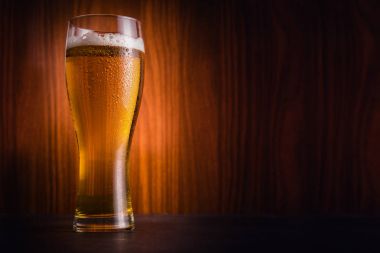 Cam soğuk bira tam