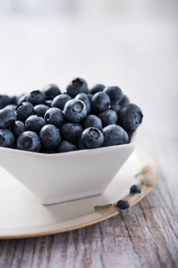 Beyaz kase taze yaban mersini