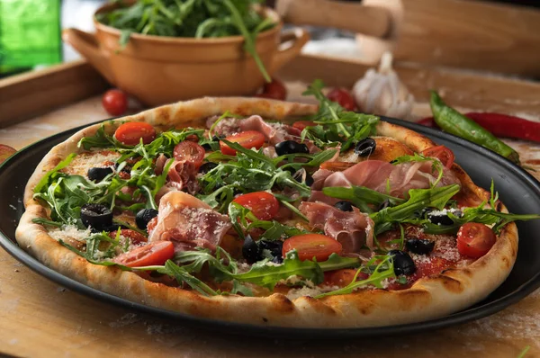 Tradycyjną pizzę z prosciutto i rukolą — Zdjęcie stockowe