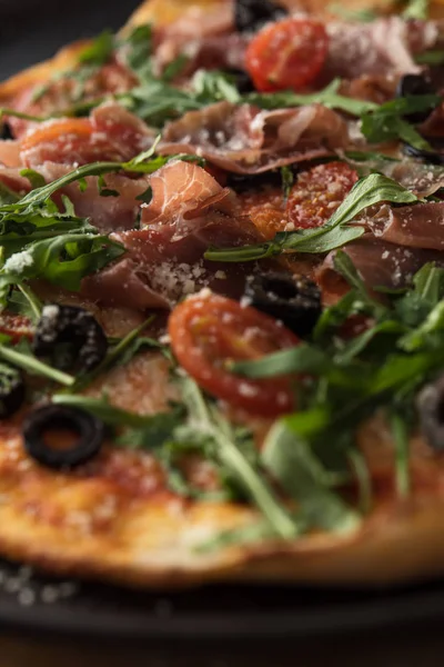 Traditionele pizza met prosciutto en rucola — Stockfoto