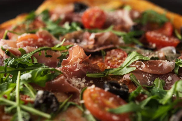 Traditionelle Pizza mit Schinken und Rucola — Stockfoto