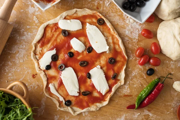 Preparazione pizza prosciutto su fondo di legno — Foto Stock