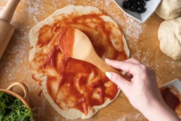 Prosciutto pizza hazırlık ahşap arka plan üzerinde