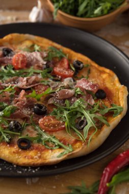 Geleneksel pizza jambon ve roka ile