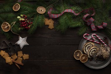 Haşhaş tohumu pasta ile koyu Noel arka plan