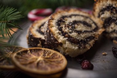 Noel haşhaş tohum kek ahşap arka plan üzerinde