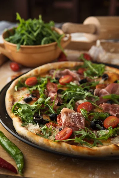 Traditionele pizza met prosciutto en rucola — Stockfoto