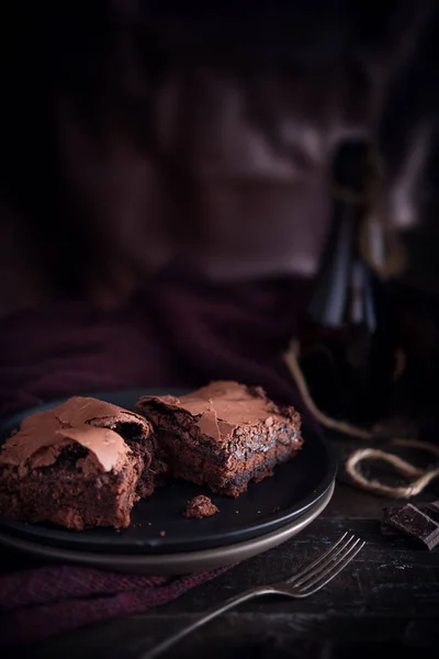 Brownie gâteau au chocolat sur fond sombre et humide — Photo