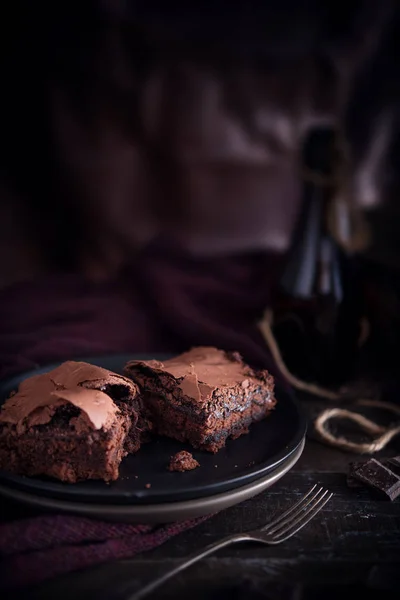 Pastel de chocolate Brownie sobre fondo oscuro y malhumorado —  Fotos de Stock