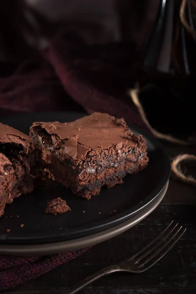Brownie torta al cioccolato su sfondo scuro lunatico — Foto Stock