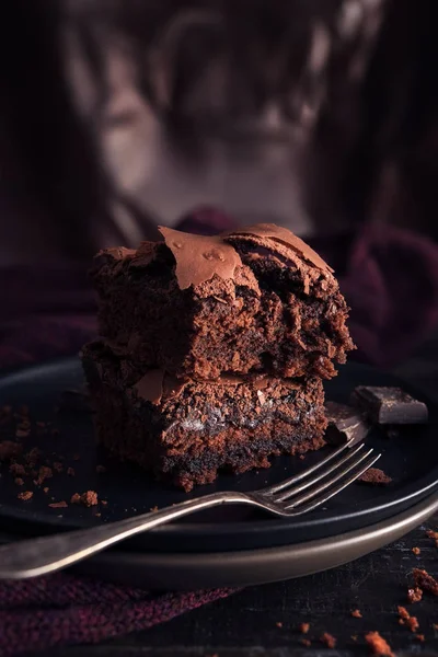Brownie choklad tårta på mörk lynnig bakgrund — Stockfoto
