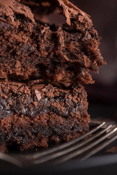 Pastel de chocolate Brownie sobre fondo oscuro y malhumorado —  Fotos de Stock