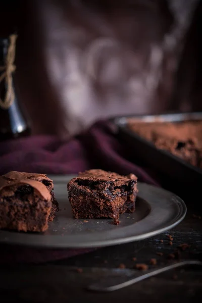 Pastel de chocolate Brownie sobre fondo oscuro y malhumorado —  Fotos de Stock