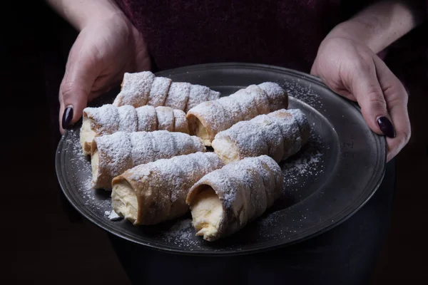 Mulher Segurando Biscoitos Recém Assados — Fotografia de Stock