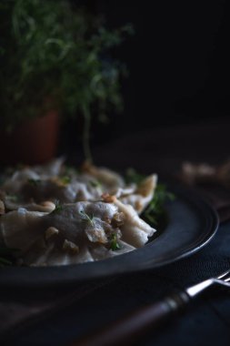 Lahana ve mantarlı börek.