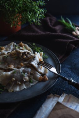 Lahana ve mantarlı börek.