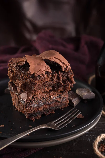 Brownie Gâteau Chocolat Sur Fond Sombre Humide — Photo