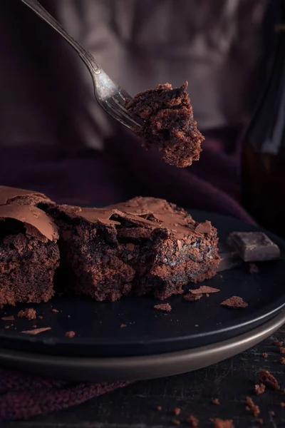 Karamsar Arka Planda Çikolatalı Kek — Stok fotoğraf