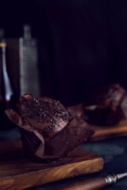 Koyu arkaplanda çikolatalı kek.