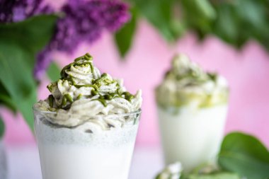 Kırsal alanda yeşil çay, sütlü içecek.