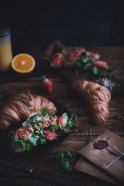 Croissant Sain Pour Petit Déjeuner Sur Fond Sombre — Photo