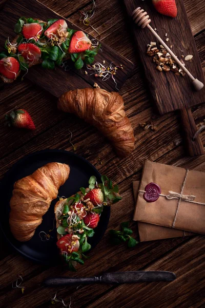 Friska Croissant För Frukost Mörk Bakgrund — Stockfoto